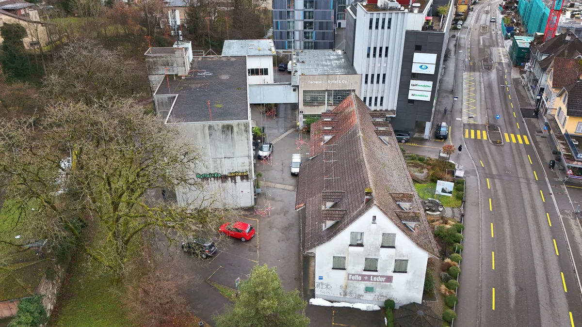 Die Bauvisiere auf dem Ryffel-Areal stehen. Den alten Lehenshof (vorne rechts) wollen die Bauherren sanieren. Man sieht eine Drohnenaufnahme eines Areals.